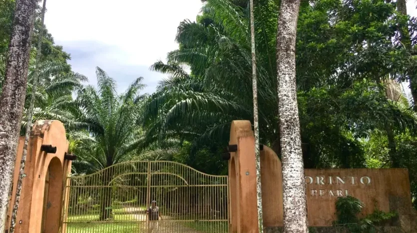 Entrance gate of Corinto Pearl, La Ceiba