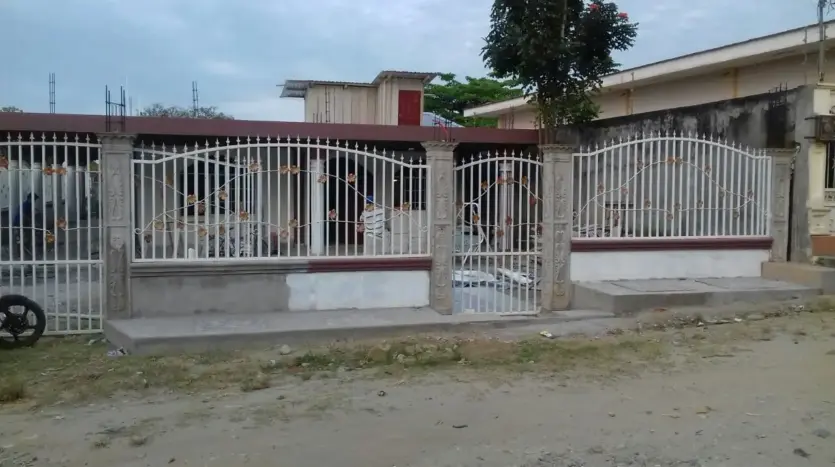 Gated front of a 3 bedroom house in Barrio Suyapa, Tela