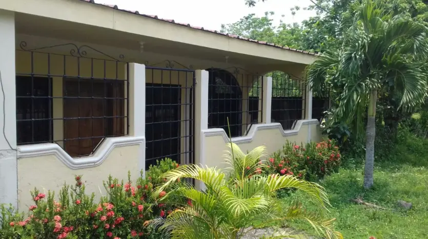 Front of a 3 bedroom house with garden in Colonia Milenium, Tela