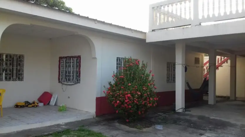 Front porch of a 3 bedroom house in Colonia Venecia, Tela
