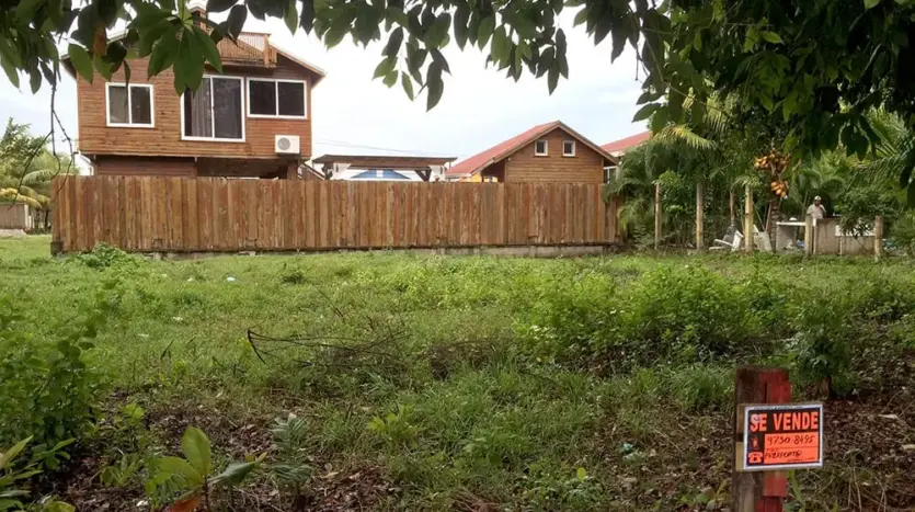 Lot for sale two blocks from the beach in Barrio El Paraiso, Tela
