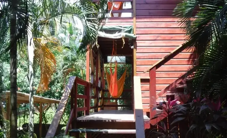 Escaleras de madera al estudio Hidden Pearl en West End, Roatán