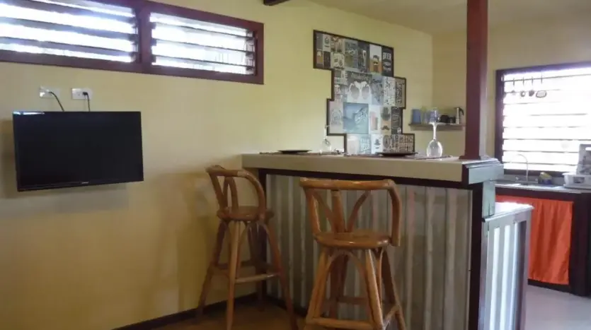 Barra de cocina con bancos en el estudio Hidden Pearl, West End, Roatán