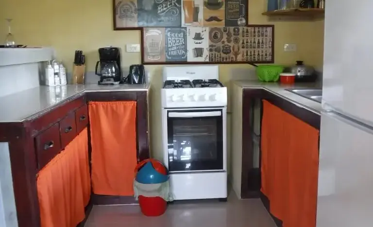 Cocina del estudio Hidden Pearl, West End, Roatán