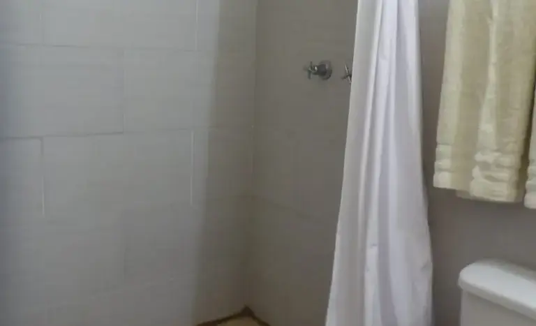 Baño con ducha en el estudio Hidden Pearl, West End, Roatán