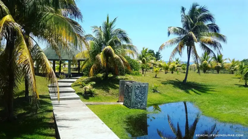 Sendero y estanque en los jardines de Playa Vida, La Ceiba