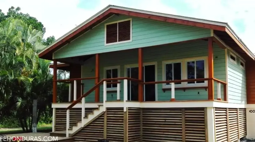 Casa de madera estilo caribeño en Playa Vida, La Ceiba