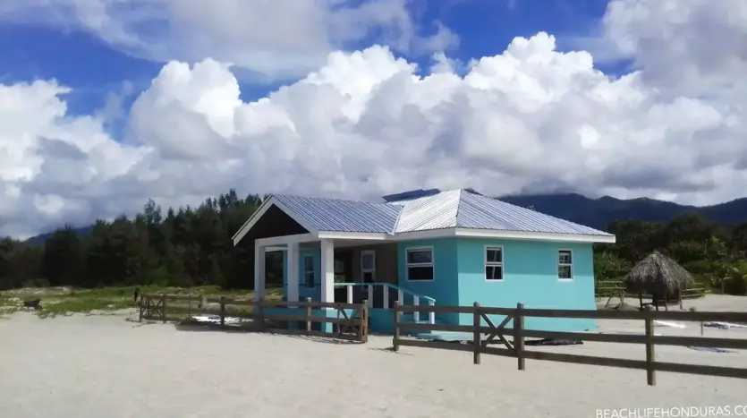 Cabaña de playa en la comunidad frente al mar Playa Vida, La Ceiba