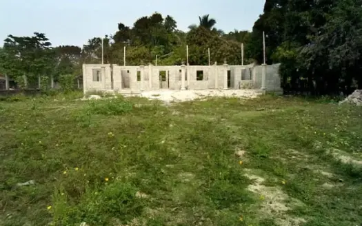 Lote con edificio en construcción en Urraco, El Progreso