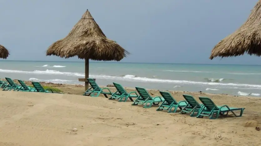 Playa con palapas y tumbonas en Trujillo Beach Eco Development