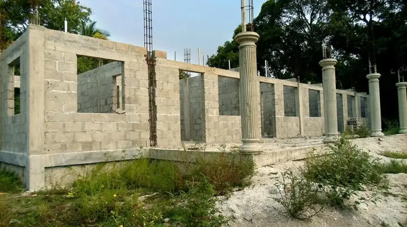 Edificio de bloques de concreto en construcción en Urraco, El Progreso