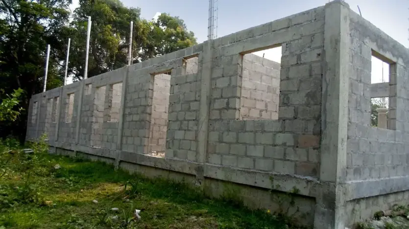 Paredes sin terminar del edificio en el lote de Urraco, El Progreso