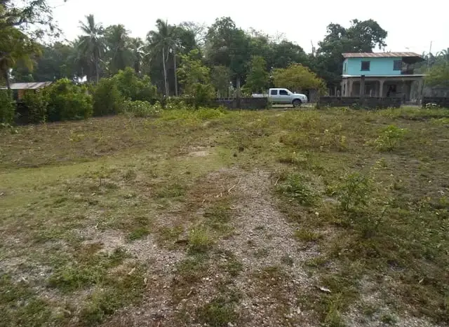 Lote abierto con casas vecinas en Urraco, El Progreso