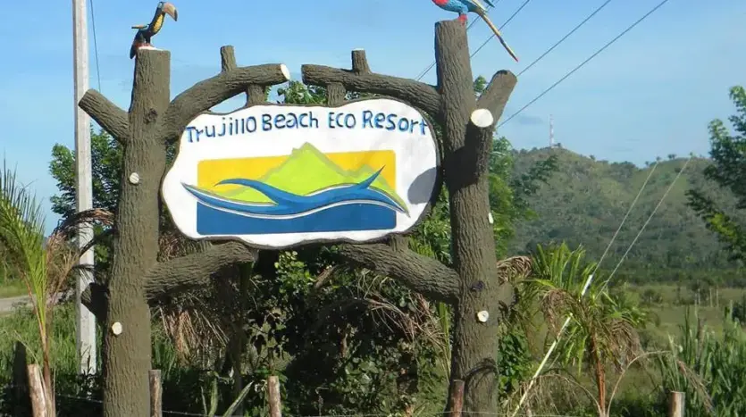 Rótulo de entrada de Trujillo Beach Eco Resort