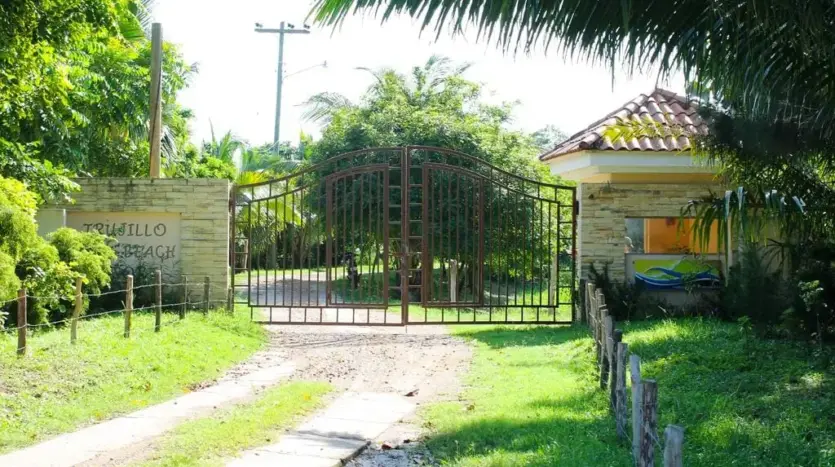 Entrada con portón de Trujillo Beach Eco Development