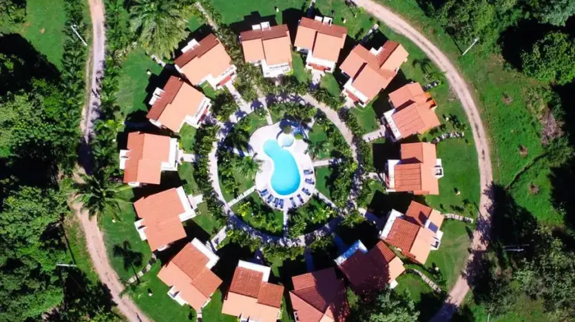 Vista aérea del conjunto circular de villas con piscina en Trujillo Beach Eco Development