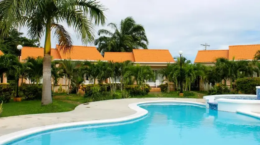 Piscina y villas en Trujillo Beach Eco Development