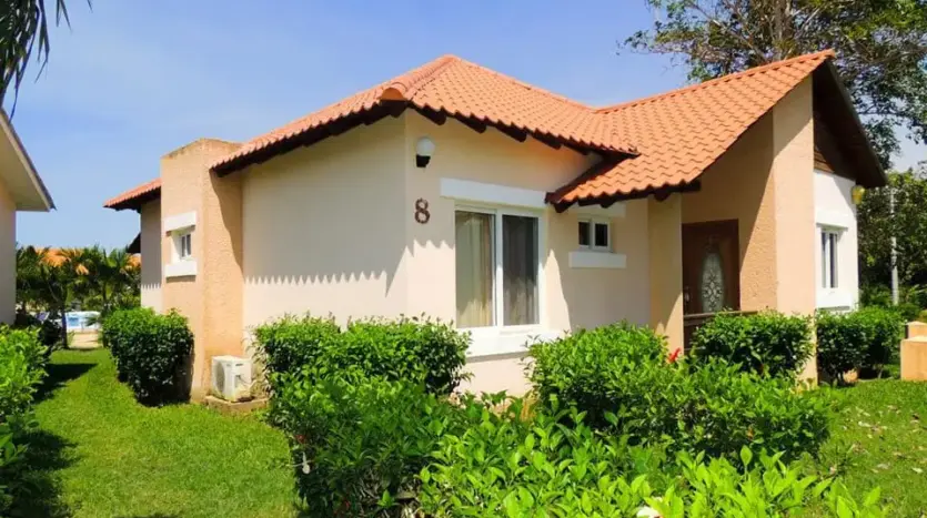 Villa con techo de teja y jardín en Trujillo Beach Eco Development