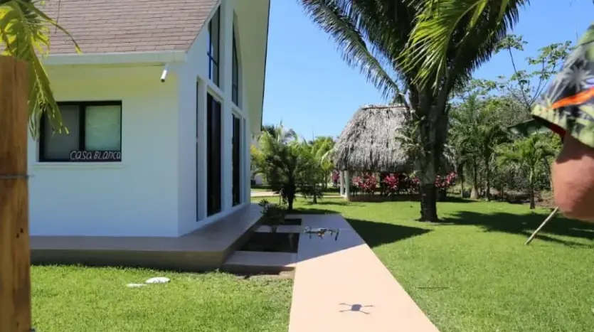 Camino hacia la casa blanca tipo A en Trujillo Beach Eco Development