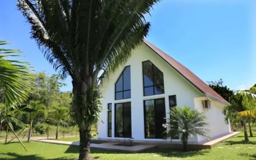 Casa con piscina en Trujillo Beach Eco Development