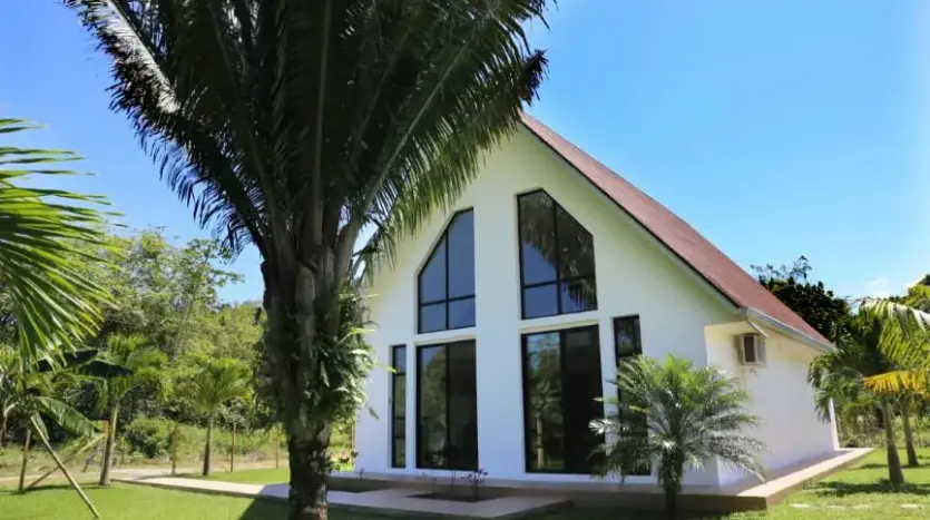 Casa blanca tipo A con grandes ventanales en Trujillo Beach Eco Development