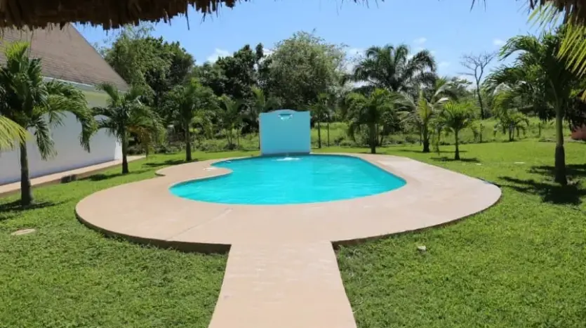 Piscina y césped en la casa de Trujillo Beach Eco Development