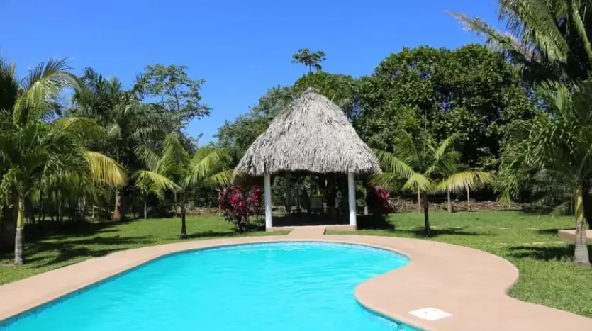 Piscina y palapa de paja en la casa de Trujillo Beach Eco Development