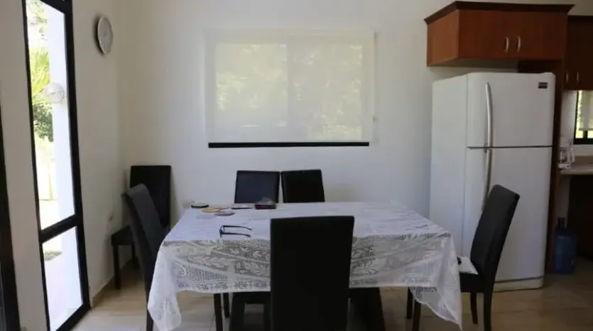 Comedor y cocina en la casa de Trujillo Beach Eco Development