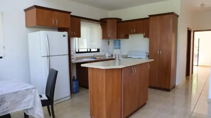 Cocina con isla en la casa de Trujillo Beach Eco Development