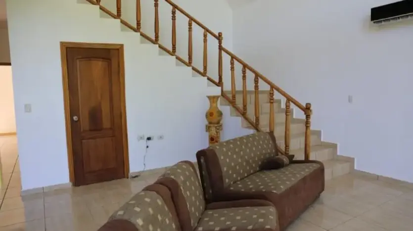 Sala y escalera de la casa en Trujillo Beach Eco Development