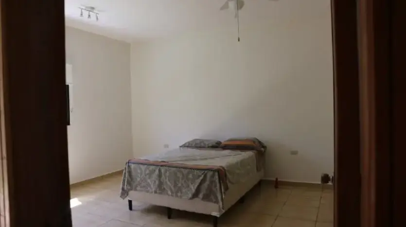 Habitación con abanico de techo en la casa de Trujillo