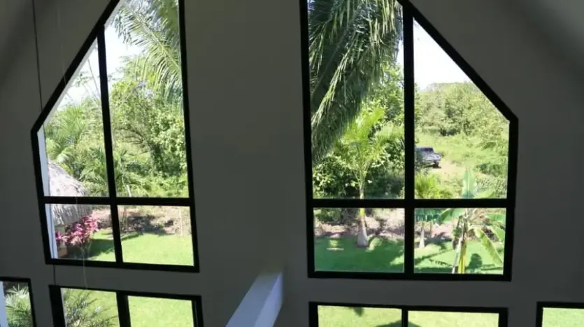 Grandes ventanales de la casa tipo A con vista al jardín en Trujillo