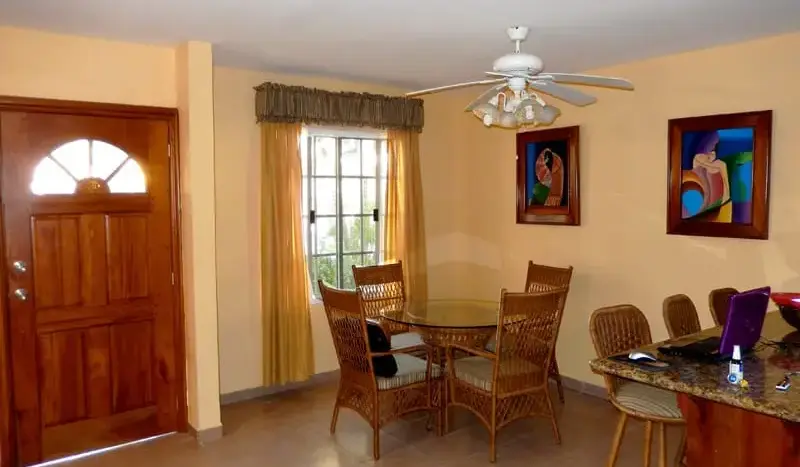 Sala y comedor de la villa de 2 habitaciones en Palma Real, La Ceiba
