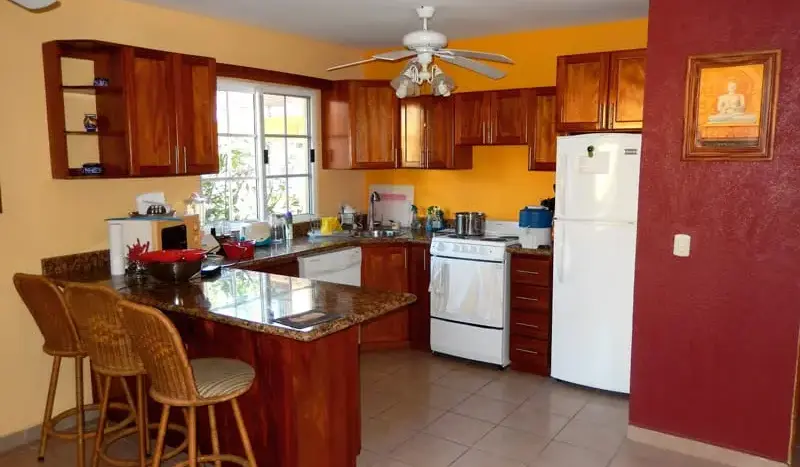 Cocina con barra desayunador en la villa de Palma Real, La Ceiba