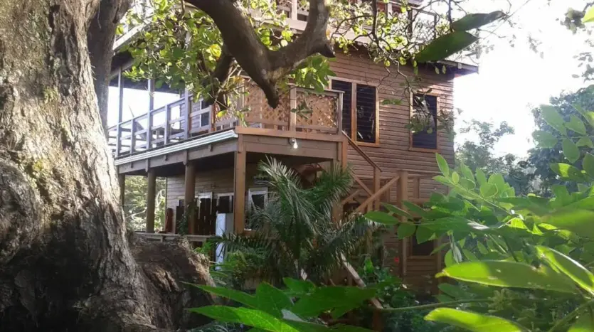 Building for rental business in Roatan