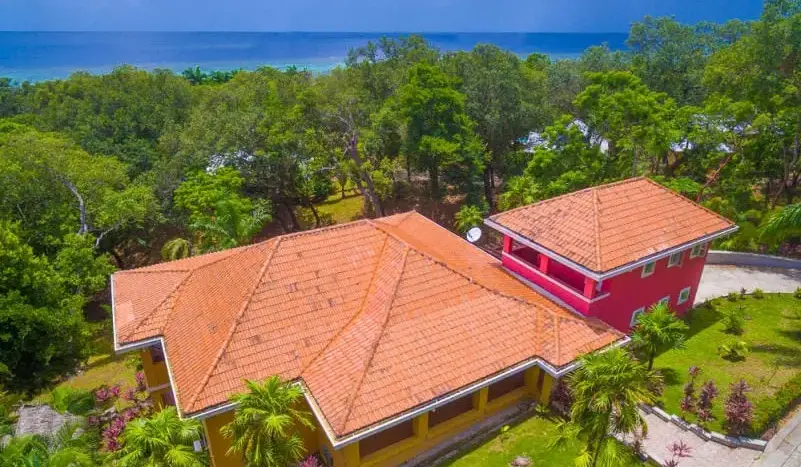 Honduras Real Estate The Residences, Lawson Rock, Roatan