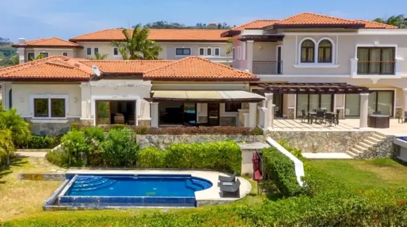 Residence 1102 with pool at Pristine Bay Resort, Roatan