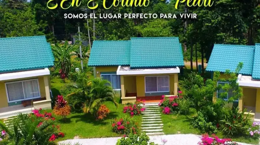 Bungalows with turquoise roofs at Corinto Pearl, La Ceiba