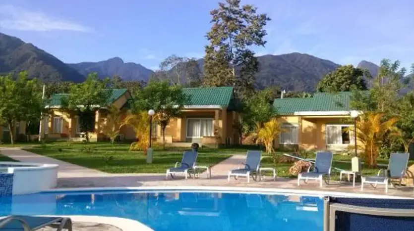 Pool and bungalows with mountain view at Corinto Pearl, La Ceiba