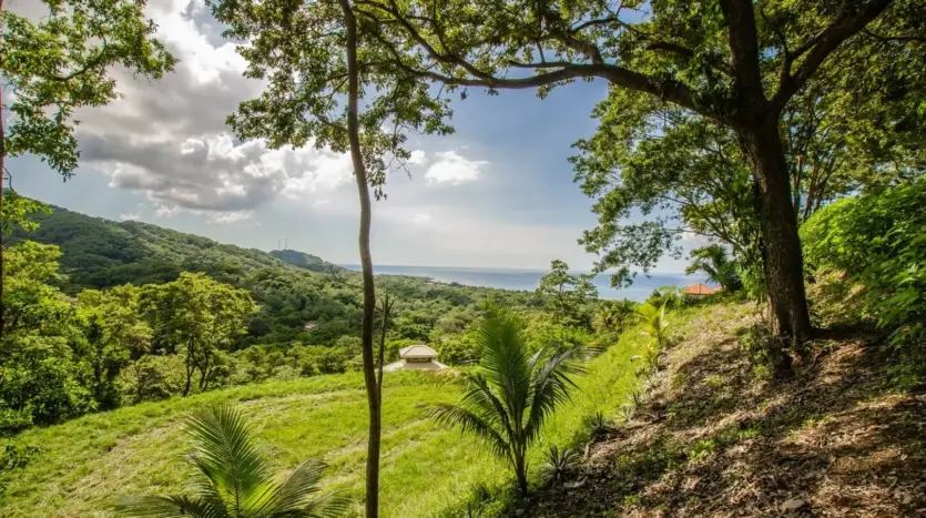 Hillside Lot 5 with sea view in White Rock Hills, Roatan