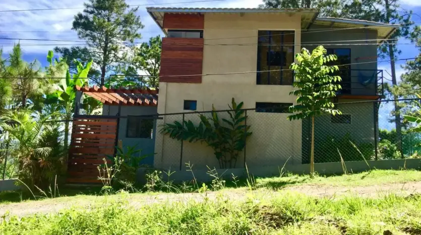 Casa de dos niveles entre pinos en Marcala, La Paz