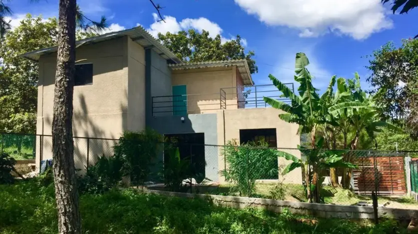 Vista lateral de la casa de 2 niveles con jardín en Marcala, La Paz