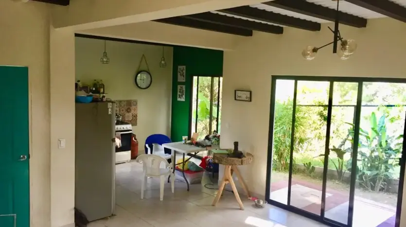 Sala abierta con puertas corredizas en la casa de Marcala, La Paz