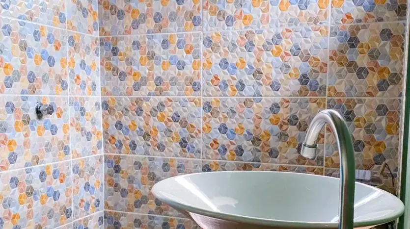 Baño con lavamanos de sobreponer y azulejos en la casa de Marcala