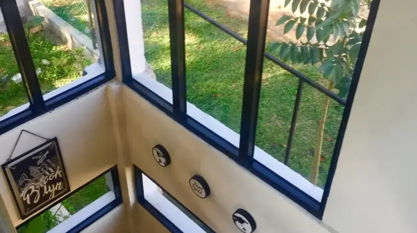 Escalera con ventanas en esquina en la casa de Marcala, La Paz