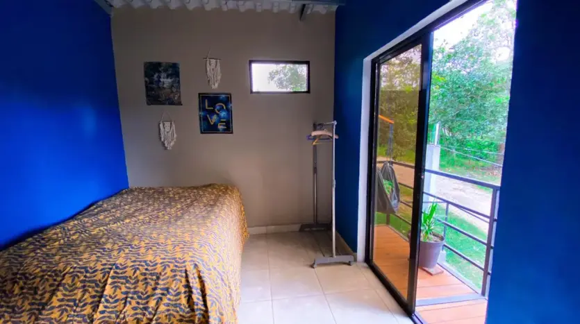 Habitación azul con puerta al balcón en la casa de Marcala