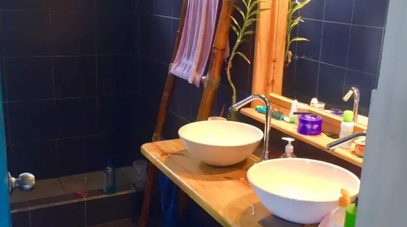 Baño con doble lavamanos en la casa de Marcala, La Paz