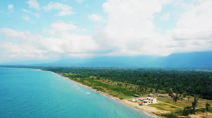 Vista aérea de la playa y la costa en Gran Atlántida, La Ceiba