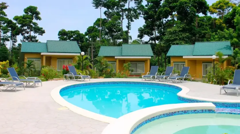 Pool and holiday houses at Corinto Pearl, La Ceiba