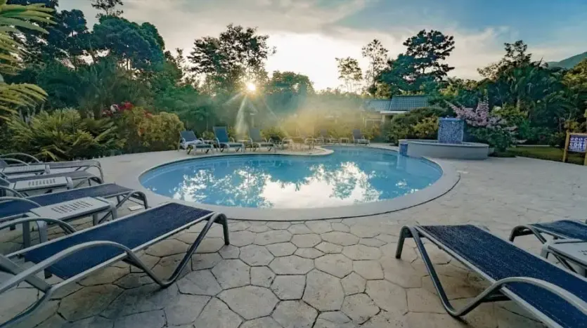 Pool with loungers at Corinto Pearl, La Ceiba